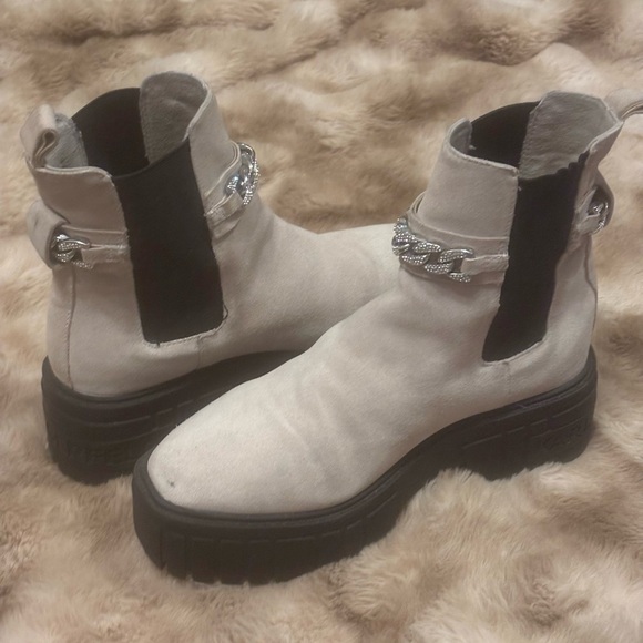 Karl Lagerfeld Paris Suede Chelsea Boots – Chain Ankle Detail, Lug Sole | 7–7.5 - Picture 10 of 16